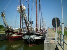 Mon Desir en Nirwana schutten in de sluis van IJsselmeer naar Wad