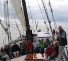 platbodemschip Mon Desir tijdens zeilen veilig in kuip