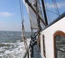 onder zeil op de waddenzee