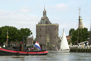 Enkhuizen met de Drommedaris is in de zomer thuishaven voor de Mon Desir.