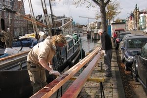 De lijm moet worden uitgestreken zodat het hele oppervlak ingesmeerd met lijm is.